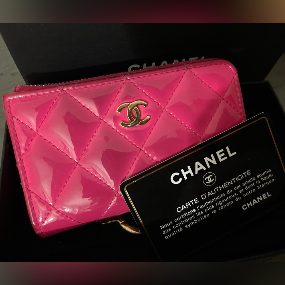 Chanel wallet on chain